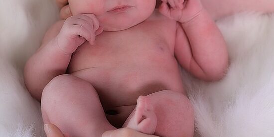 L'ostéopathie pour bébé peut aider l'enfant à être plus confortable